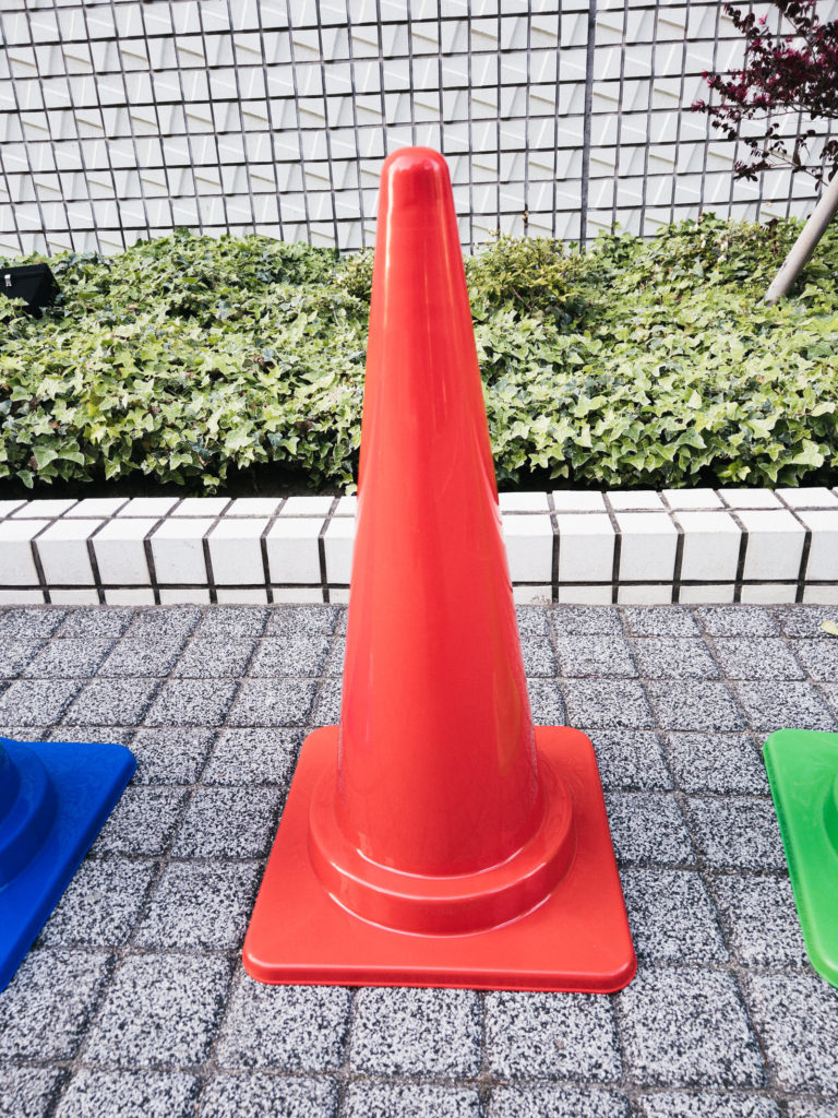カラーコーンやパイロンの用途や設置する目的とは? カラーコーンやパイロンの用途や設置する目的とは?